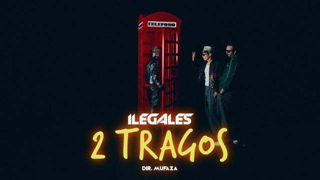 Los integrantes de Ilegales junto a una cabina telefónica roja en el video de «2 Tragos»