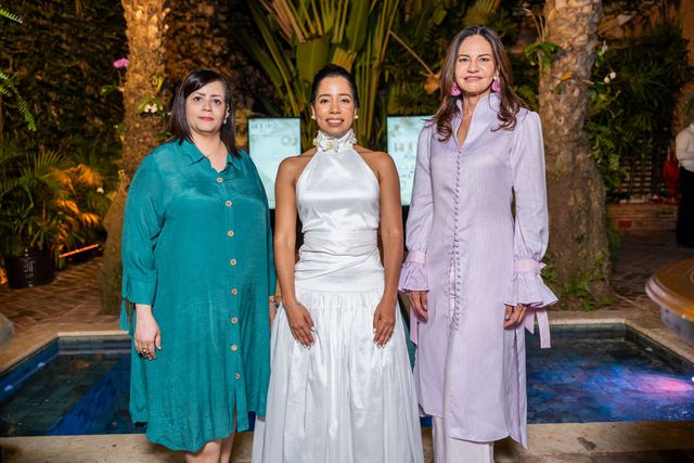 Omayra Ramírez, Patricia Acosta y Celeste Pérez posan junto a una piscina en el encuentro de Bodas A La Moda