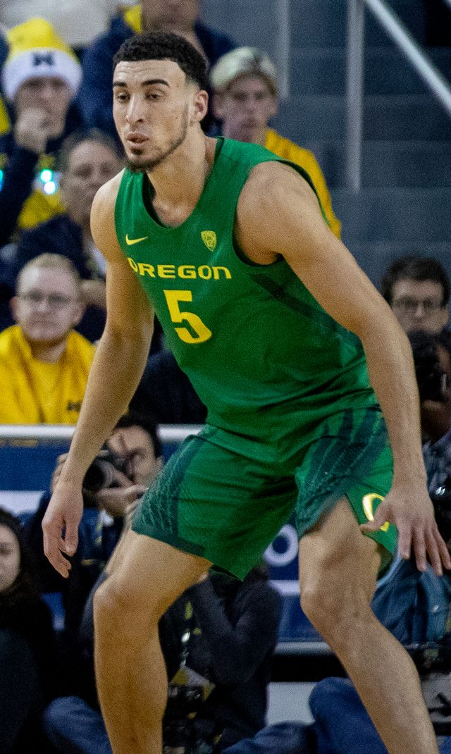 Chris Duarte con el uniforme verde número 5 de la Universidad de Oregon en un partido de diciembre de 2019