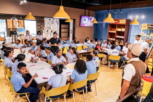 Estudiantes atienden a una facilitadora en un taller creativo