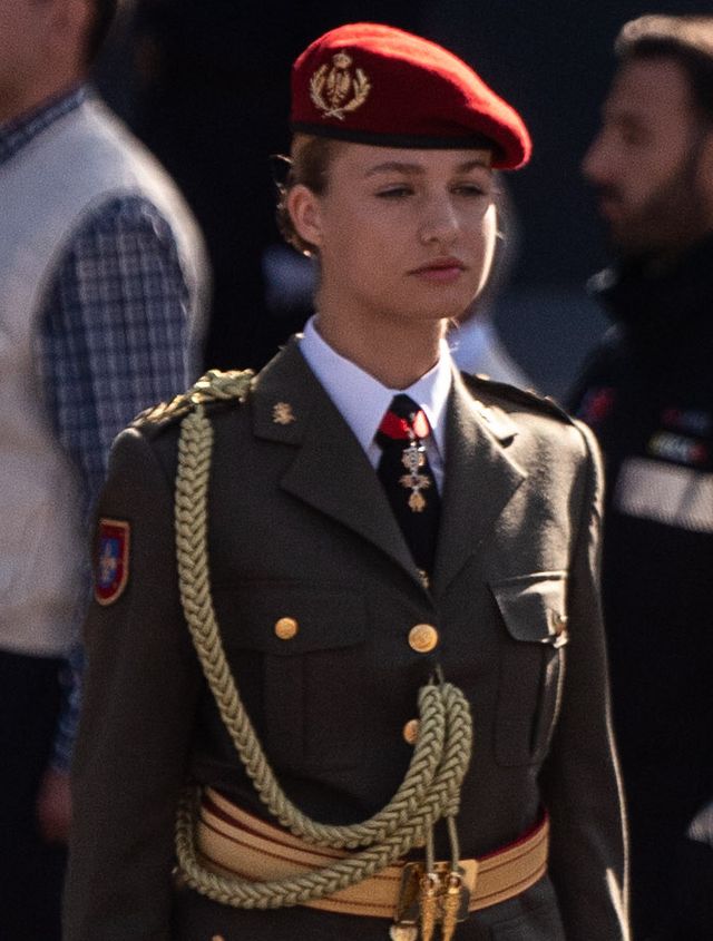 La princesa Leonor, con uniforme militar verde oliva, cordón dorado y boina roja, en la Fiesta Nacional de España de 2023