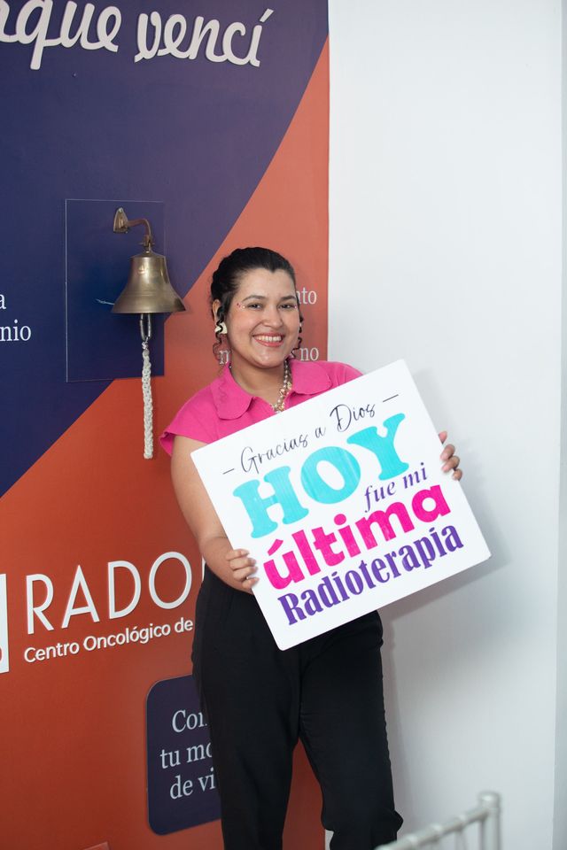Una paciente de RADONIC sostiene un cartel que dice «Hoy fue mi última radioterapia»