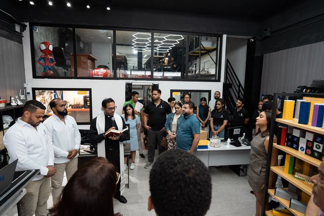 Bendición de la nueva tienda de 3D Printers RD ante el equipo y los invitados
