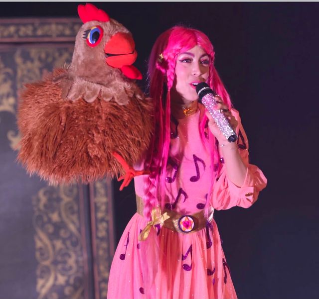 Luli Pampín canta junto a un personaje de gallina