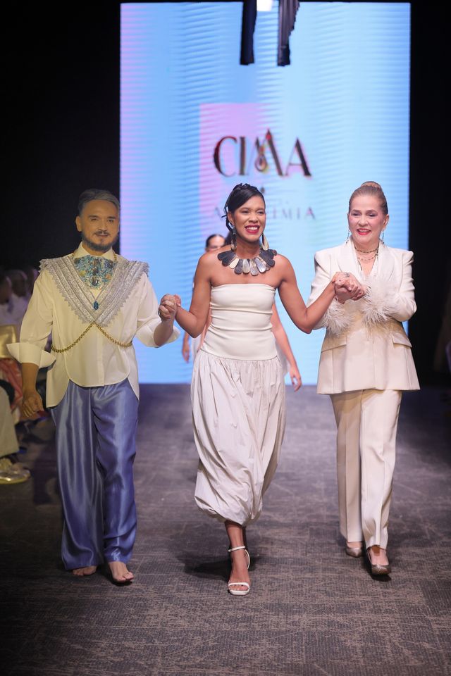 La diseñadora Cindy Martínez junto a Jatnna Tavárez y el comunicador Cherny Reyes en la pasarela de RD Fashion Week