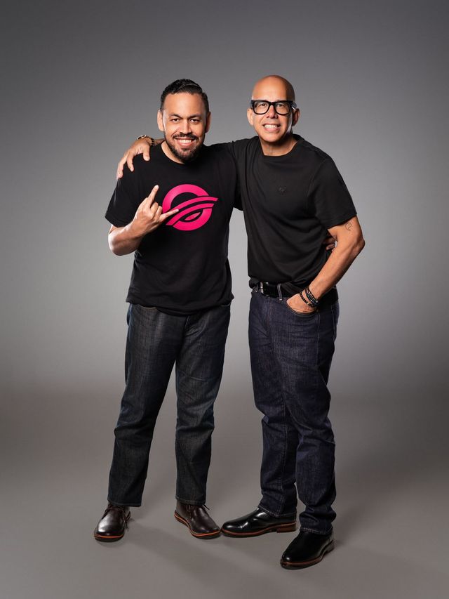 Los fundadores de La Oreja Media Group posan abrazados en estudio