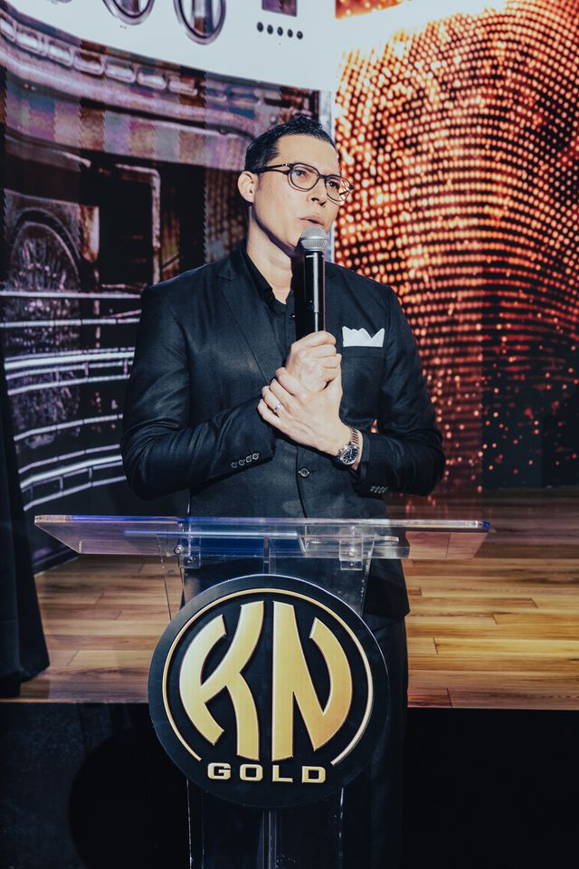 Kelvin Núñez, propietario de KN GOLD, habla desde el podio