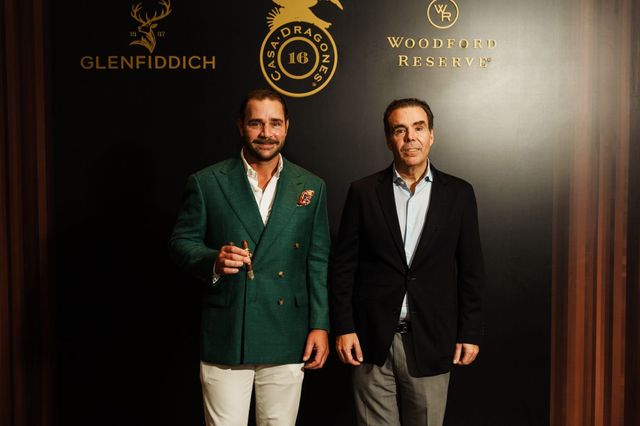 John Paul Garrido y José Manuel González frente al panel de Glenfiddich, Casa Dragones y Woodford Reserve
