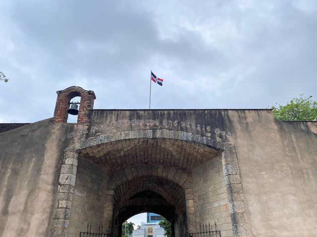 La Puerta del Conde y la bandera dominicana, en el Parque Independencia de Santo Domingo