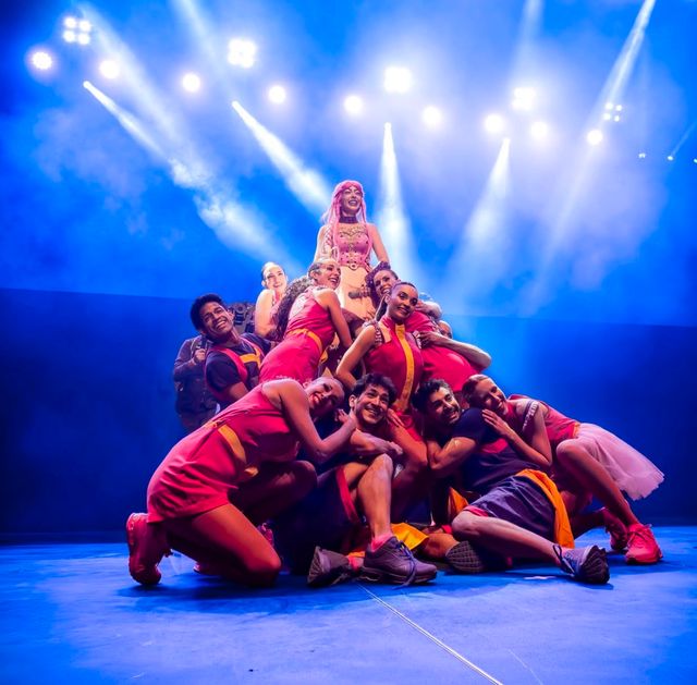 Los bailarines del espectáculo de Luli Pampín forman una pirámide en la tarima