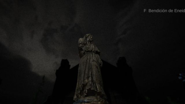 Estatua de una mujer en un cementerio bajo un cielo nocturno en El sonido de un sueño