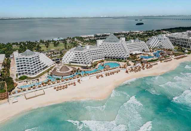 Vista aérea de Paradisus Cancún, con sus edificios en forma de pirámide frente al mar Caribe