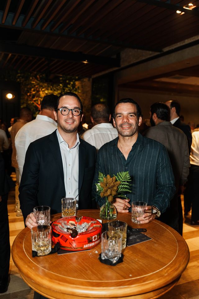 Eduardo Turull y Gabriel Madera junto a una mesa con vasos y un cenicero