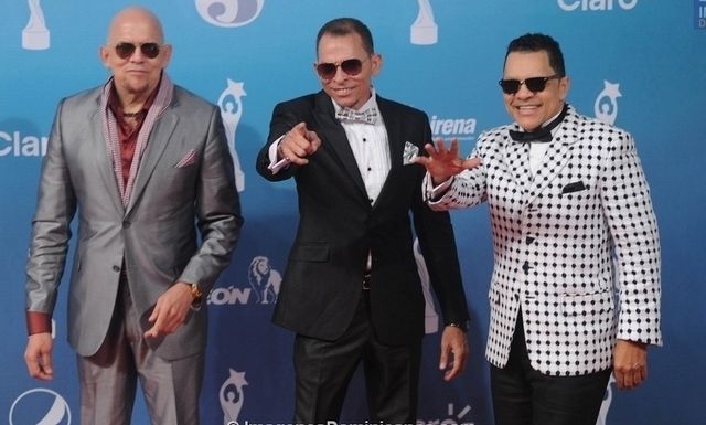 Los Hermanos Rosario posan en una alfombra roja con trajes de gala