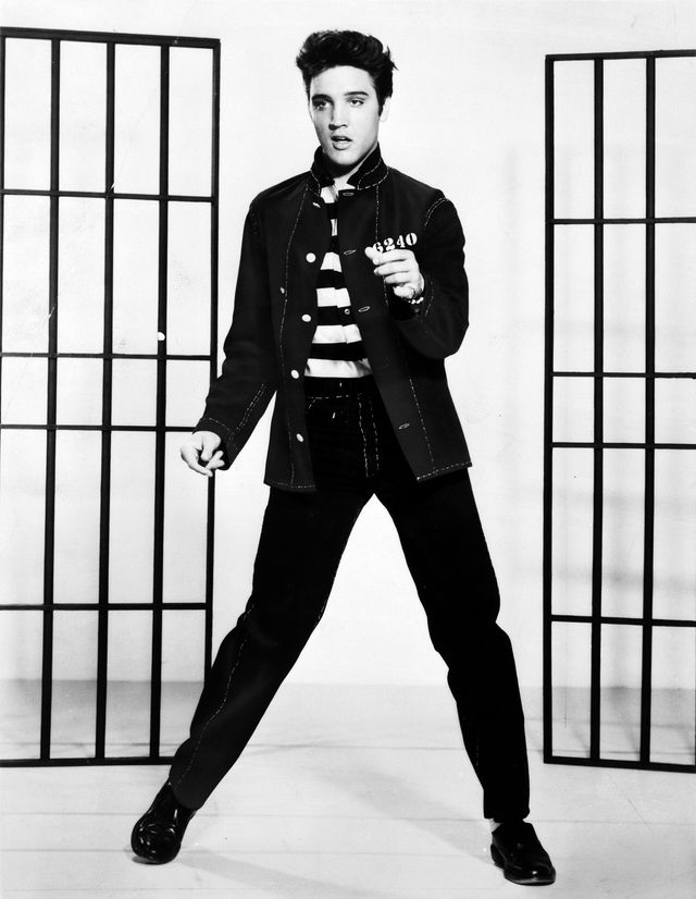 Elvis Presley en una foto promocional de la película «Jailhouse Rock» de 1957