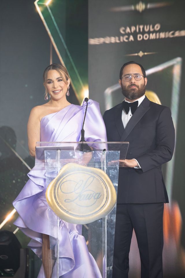 Luz García y Raeldo López, presentadores de la gala