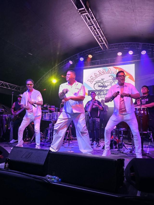 Jandy Ventura y otros cantantes sobre el escenario