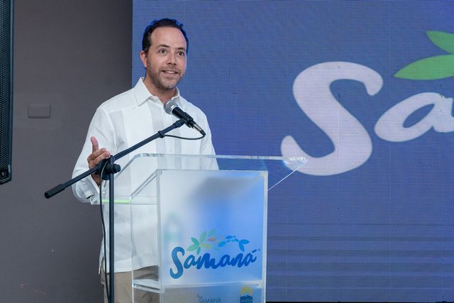 Javier Lara Reinhold, presidente del Clúster Turístico de Samaná, habla desde el podio
