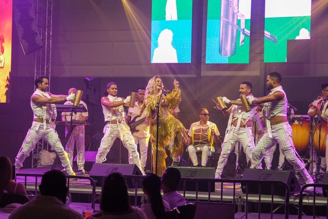Miriam Cruz baila con su cuerpo de bailarines vestidos de blanco