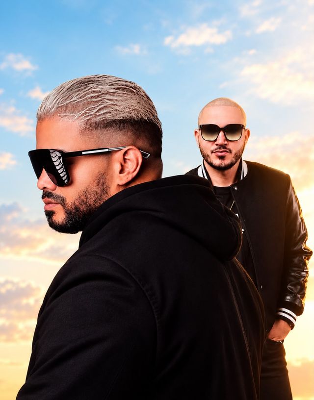 Don Miguelo y Nacho Estrella posan con gafas oscuras al atardecer