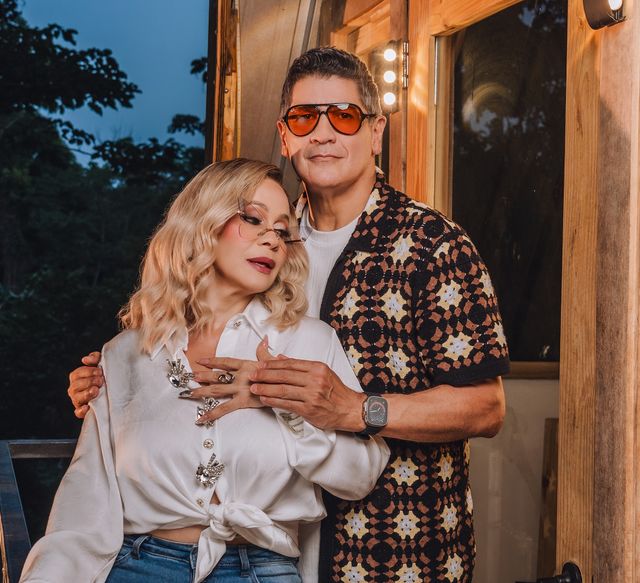 Miriam Cruz y Eddy Herrera abrazados, sonrientes
