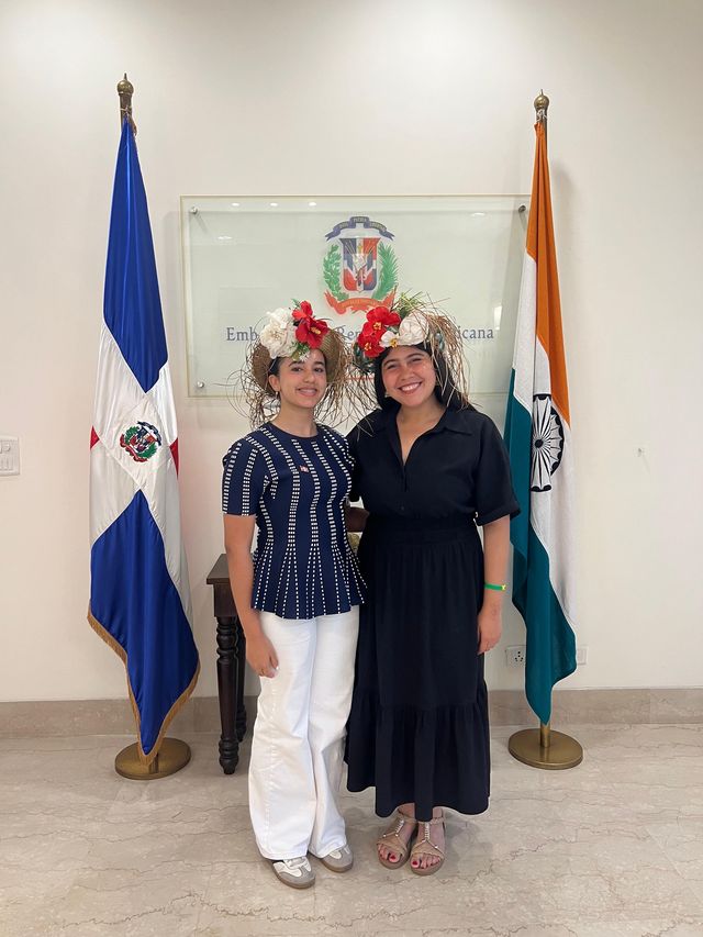 Alba y Annette Vásquez en la Embajada de República Dominicana en India