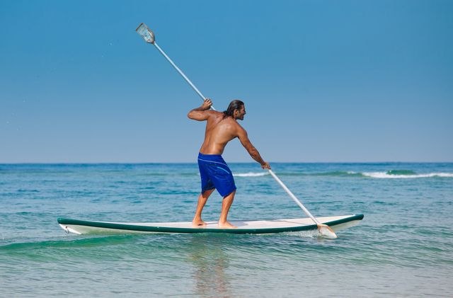 Huésped practica paddleboard frente a la playa de Puerto Plata