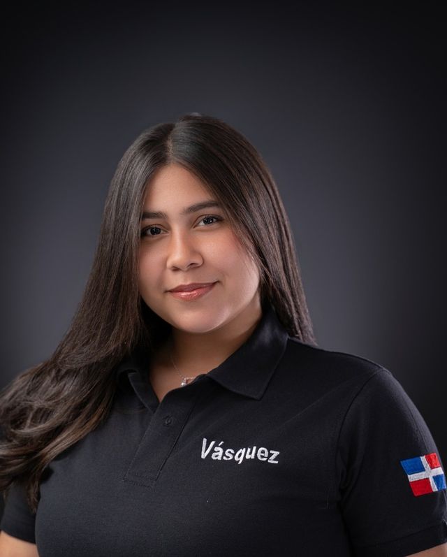 Alba Carolina Vásquez, primera astronauta análoga dominicana, con uniforme negro y la bandera dominicana en la manga