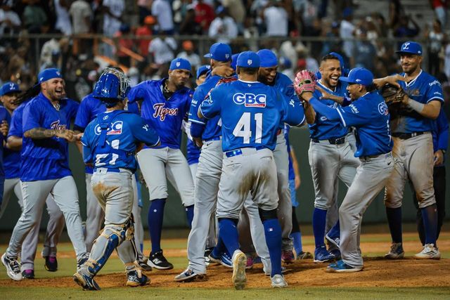 Los Tigres del Licey celebran en el terreno el juego sin hits combinado ante los Toros del Este