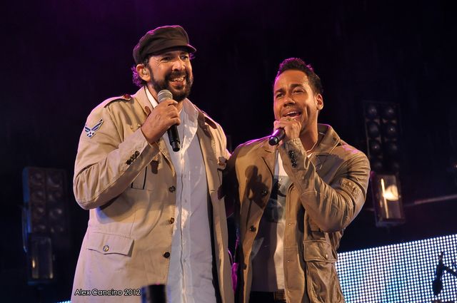 Juan Luis Guerra y Romeo Santos cantan juntos en el Estadio Olímpico de Santo Domingo en 2012