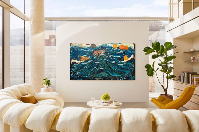 Televisor Samsung The Frame con una obra de arte en una sala de paredes claras