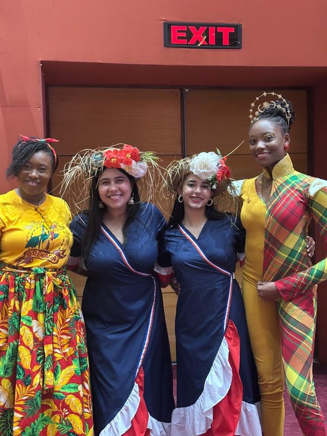 La delegación dominicana junto a representantes de Granada
