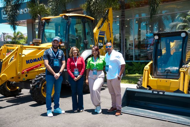Bryant Tejeda, Mercilina Reyes, Yulissa Merán y Alexis Terrero junto a maquinaria Komatsu