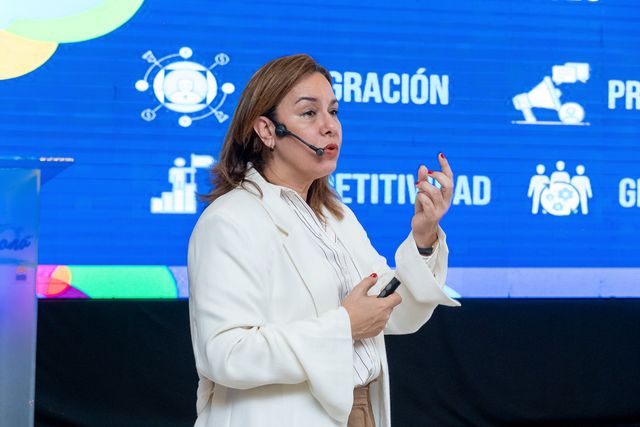 Birgitt Heinsen expone la experiencia del Clúster Turístico de Puerto Plata frente a una pantalla