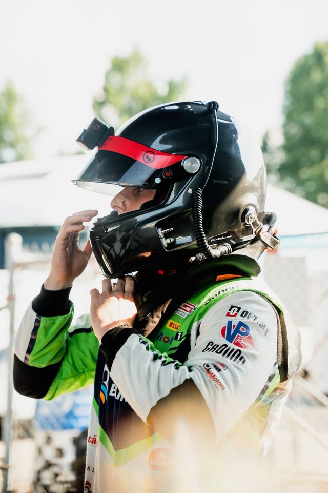 Jimmy Llibre se ajusta el casco antes de salir a pista