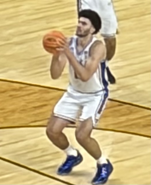 Cameron Boozer, con el uniforme blanco de Duke, se prepara para lanzar durante el calentamiento