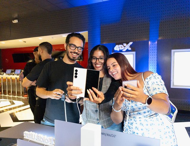 Un grupo de jóvenes prueba los nuevos Galaxy Z en una tienda