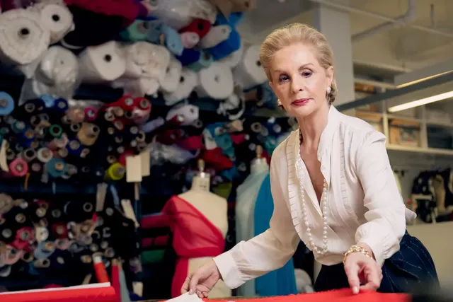 Carolina Herrera crea beca para integración laboral de mujeres