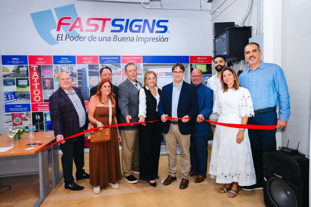 Corte de cinta de la nueva tienda de FASTSIGNS en Punta Cana