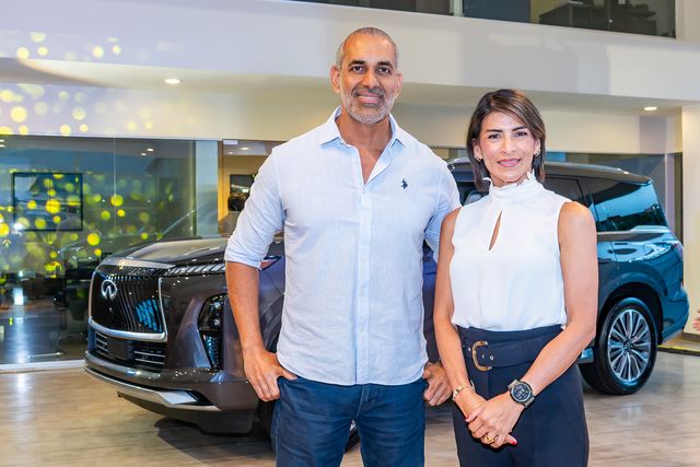 Juan Almonte y Carolina Leiva frente a un vehículo Infiniti