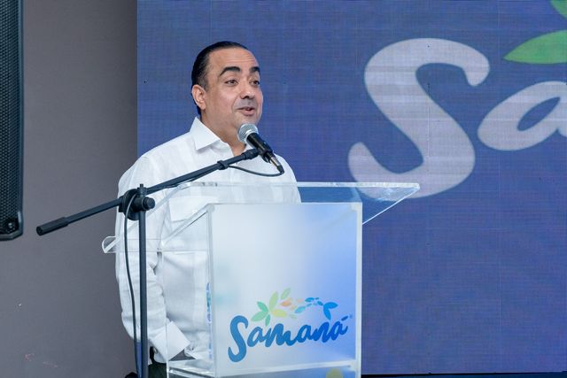 Abelardo Melgen Acra, presidente de AHETSA, durante su discurso en el podio de Samaná