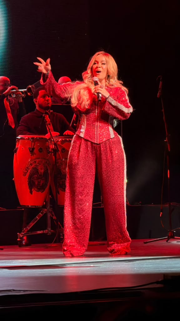 Miriam Cruz canta con un traje rojo de pedrería en el escenario del Lehman Center
