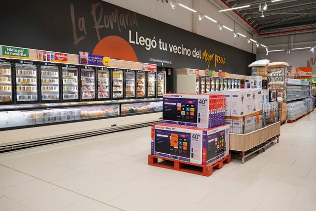 Pasillo de refrigerados de Merca Jumbo La Romana con el mensaje «Llegó tu vecino»