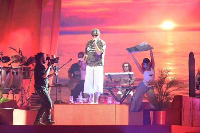 Un integrante de Rawayana canta con sus músicos al fondo