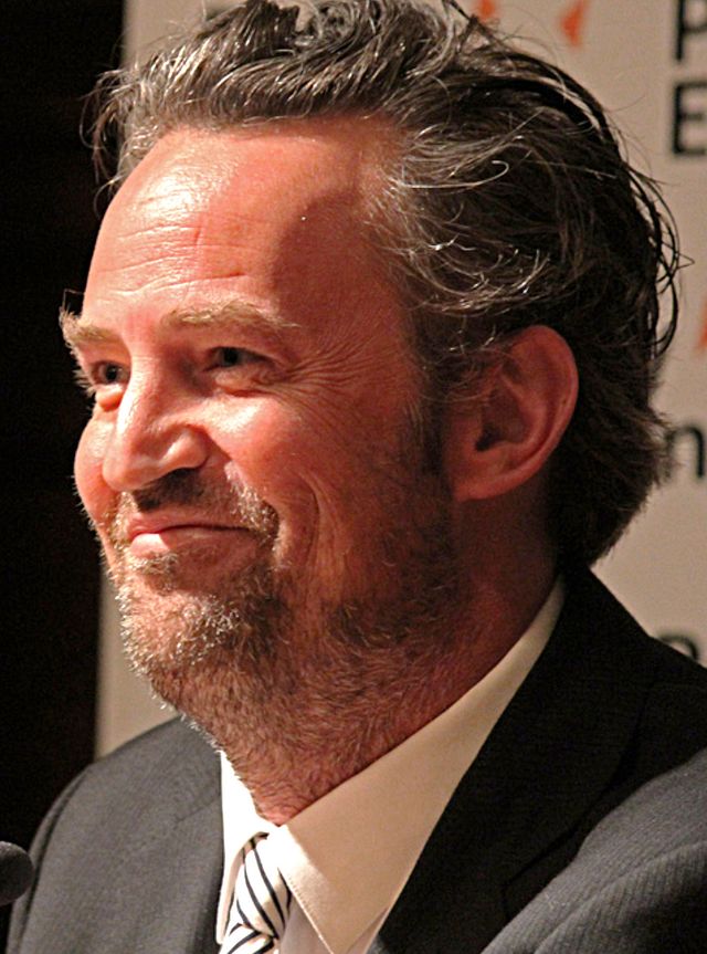 Matthew Perry sonríe durante un foro sobre tribunales de drogas en Londres en 2013