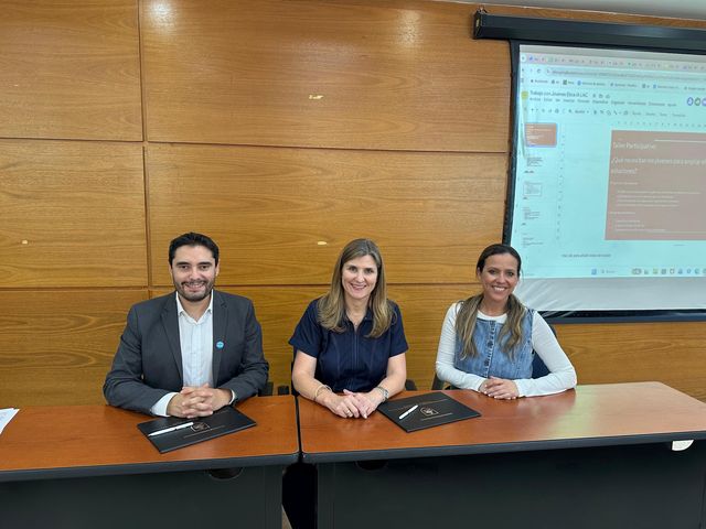 Representantes de la mesa de apertura del encuentro en el INESDYC