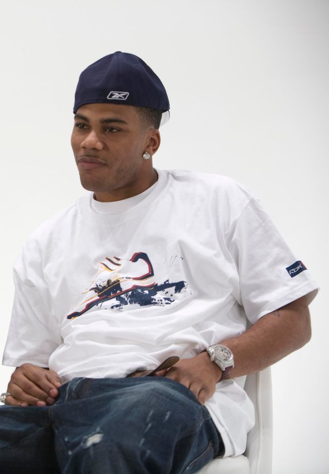 El rapero Nelly con gorra y camiseta blanca en 2007