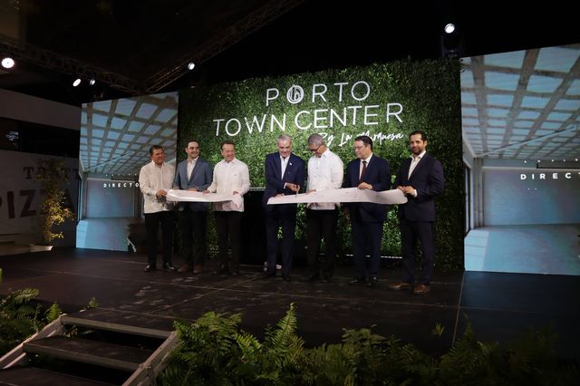 El presidente Luis Abinader corta la cinta de Porto Town Center junto a ejecutivos del proyecto y ministros