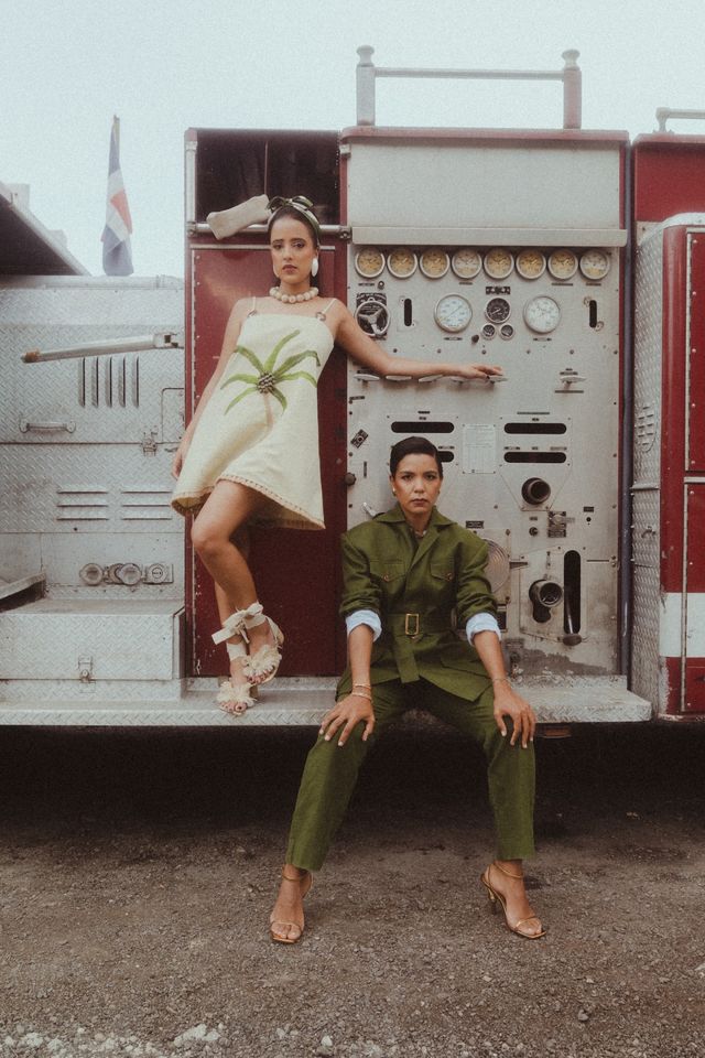 Dos modelos posan junto a un antiguo camión rojo en la foto promocional del MTS Fashion Week