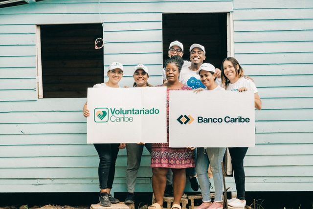 Voluntariado de Banco Caribe participa en “Pintaton” de entidad Techo RD